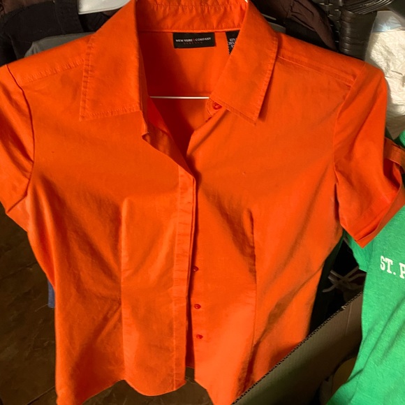 New York & Co. Orange button down short sleeve shirt size small - Picture 3 of 11